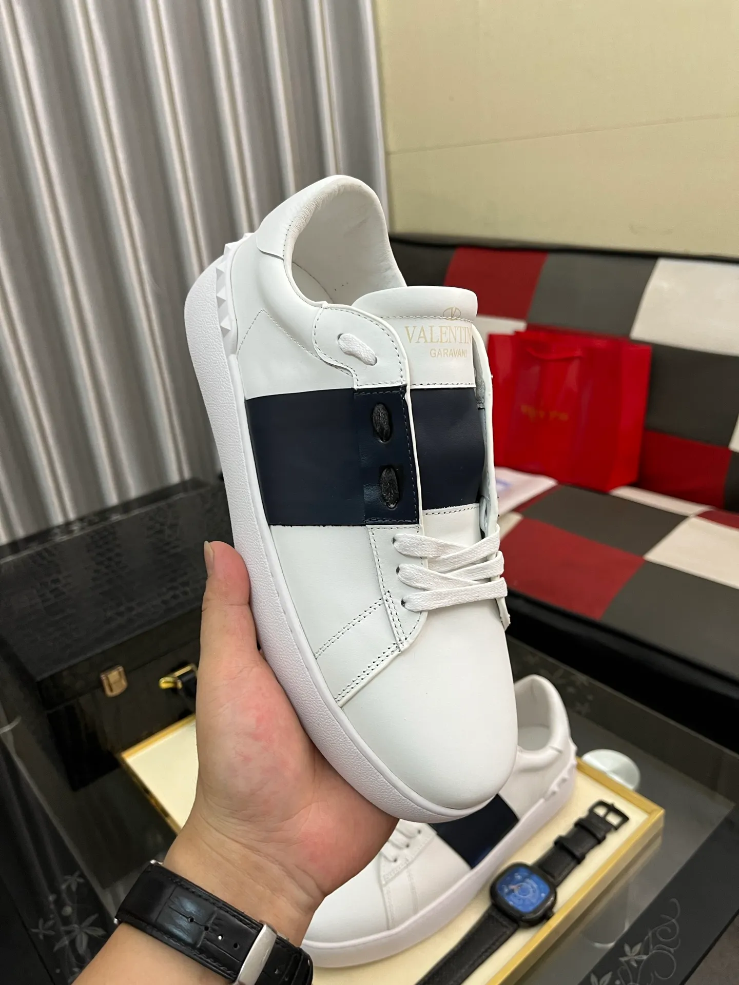 Men's shoes💰420⌚️⌚️Valentino white shoes⚡️Original replicas are coming👉Many pictures of the feet of Internet celebrities🔥Authentic Hong Kong purchased for HKD 5,500⚠️All parts are genuine molds, refuse to look at pictures to make goods👊The upper is made of top-grained cowhide➕3D printed. Water-dyed cow lining inside + cowhide feet, code number: 38-44